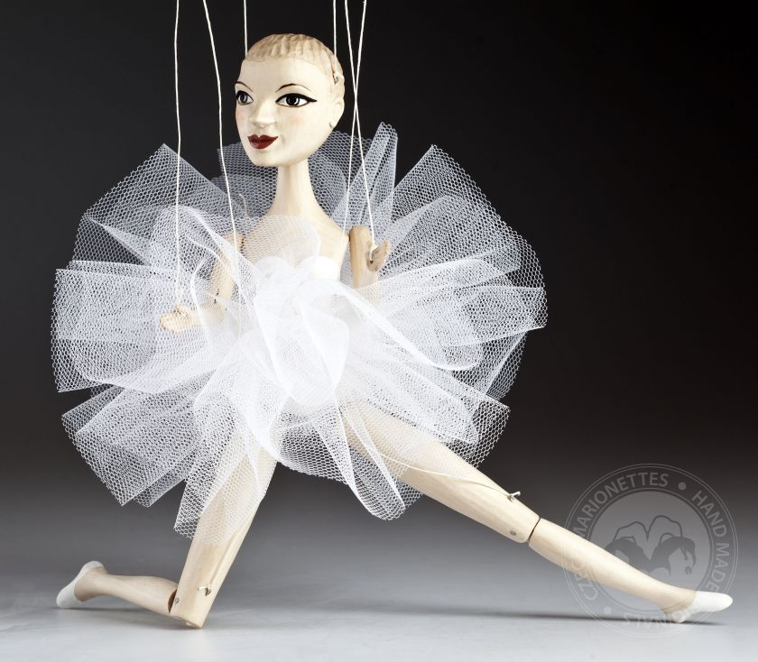 Ručně vyřezávaná dřevěná loutka baletky - Něžná tanečnice