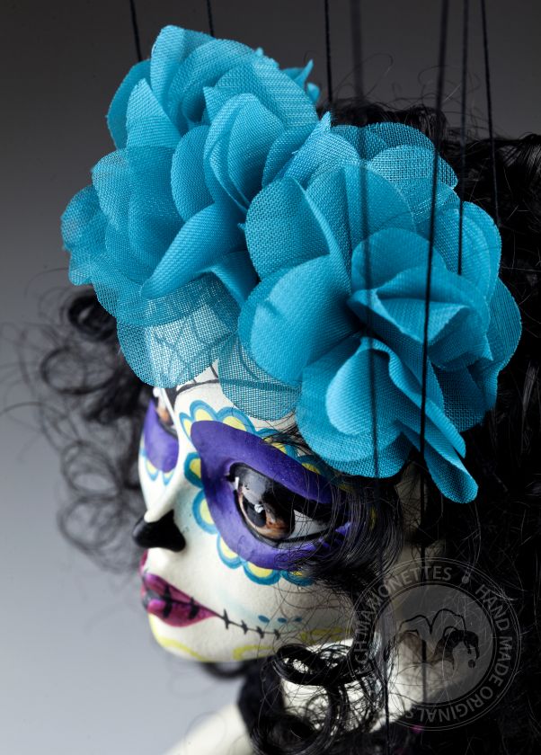 Modrá Santa Muerte, designová loutka