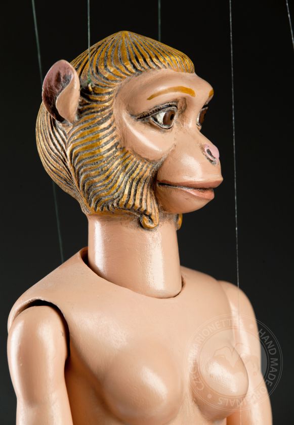 Affenfrau - ungewöhnliche Marionette mit einem Mädchenkörper und einem Affenkopf