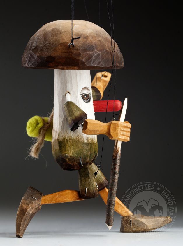Champignons - une marionnette d'un elfe champignon forestier