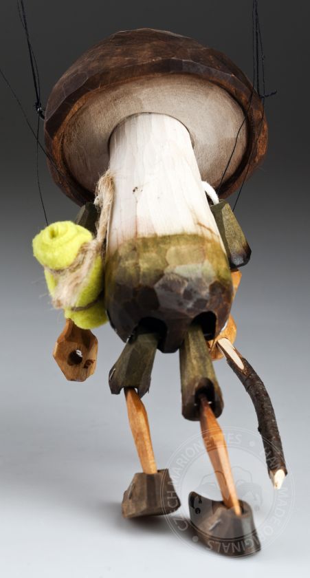 Champignons - une marionnette d'un elfe champignon forestier