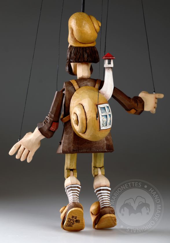Schneckenreisender - fantastische geschnitzte Marionette von Jakub Fiala - Zoo Sapiens collection