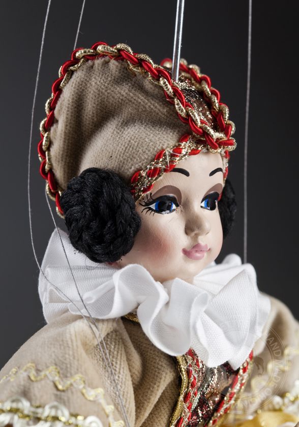 Hofdame Elizabeth - Eine charmante Marionette in edlen Schals