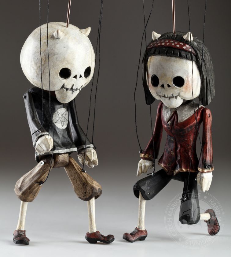 Superstar Skelett als Teufelsdame - eine Holzmarionette mit originellem Aussehen