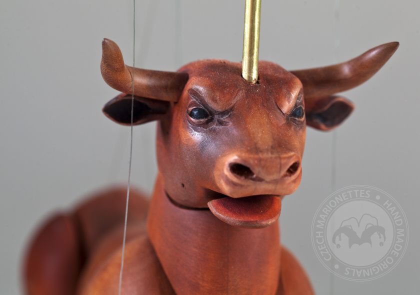 Marionnette sculptée à la main d'un taureau qui peut souffler la fumée de ses exercices de nez