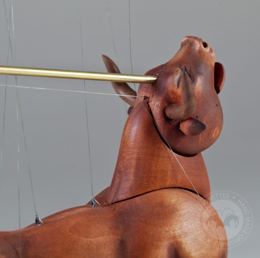 Handgeschnitzte Marionettenpuppe eines Stiers, der Rauch aus seinen Nasenbohrern blasen kann
