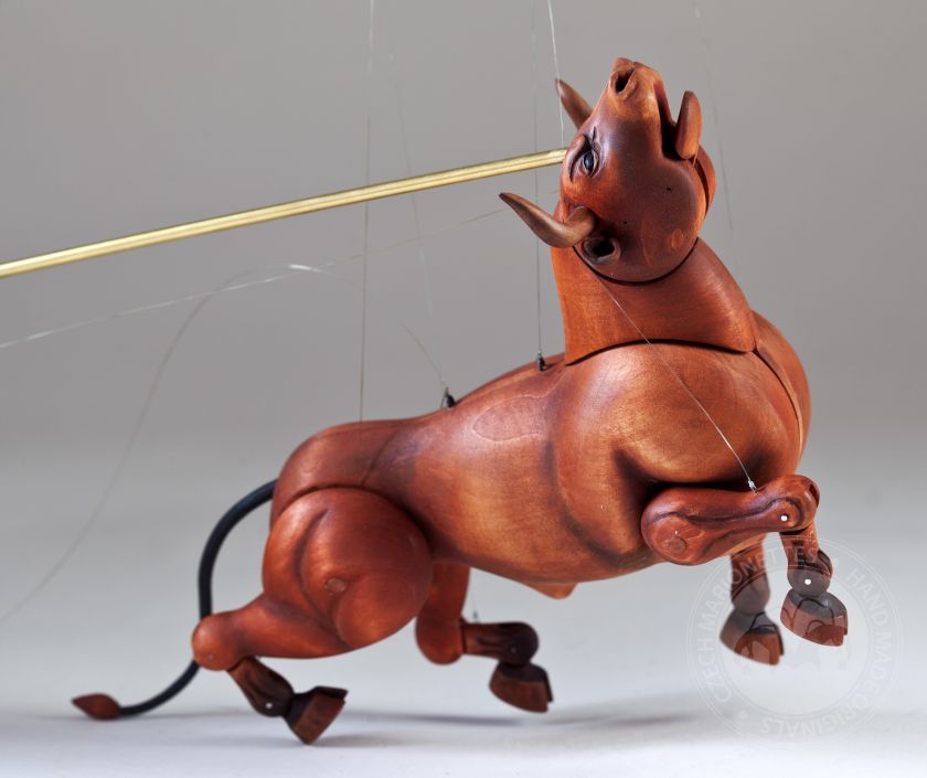 Handgeschnitzte Marionettenpuppe eines Stiers, der Rauch aus seinen Nasenbohrern blasen kann