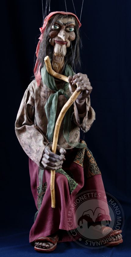 Sorcière tenant un bâton - marionnette antique