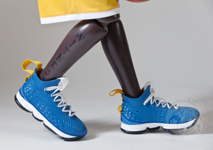 Lebron James, 3D-Modell der "blauen" Schuhe eines Spielers für eine 100cm-Marionette
