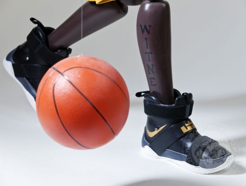 Lebron James, modèle 3D d'une chaussure "noires" pour marionnette 100cm