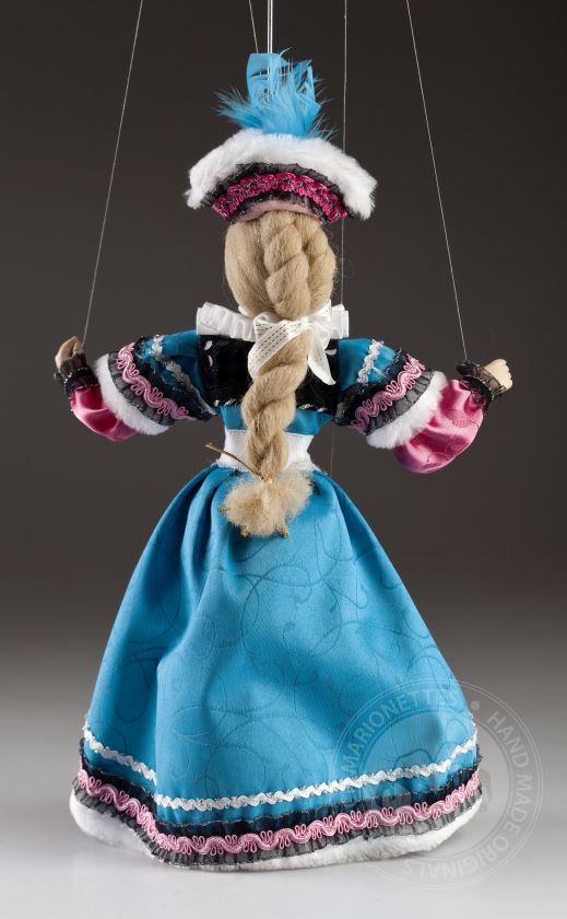 Gräfin Klara Marionette - eine schöne Brünette mit einem richtigen Hut