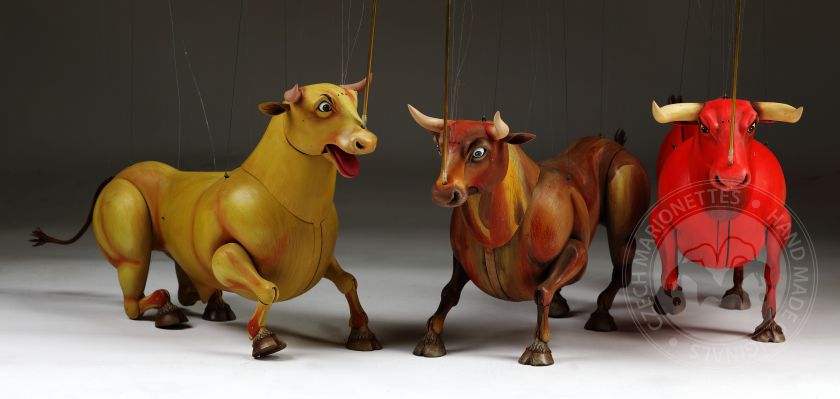 Trois taureaux - marionnettes de chef-d'œuvre en bois