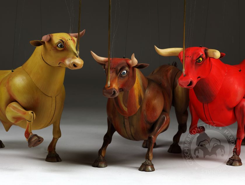 Trois taureaux - marionnettes de chef-d'œuvre en bois
