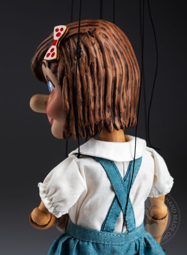 Kleines Mädchen - Pinocchio-Marionette