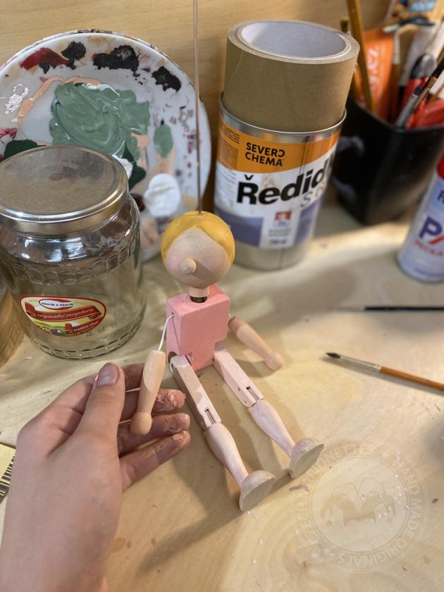 Assemblare e decorare la propria mini marionetta di legno