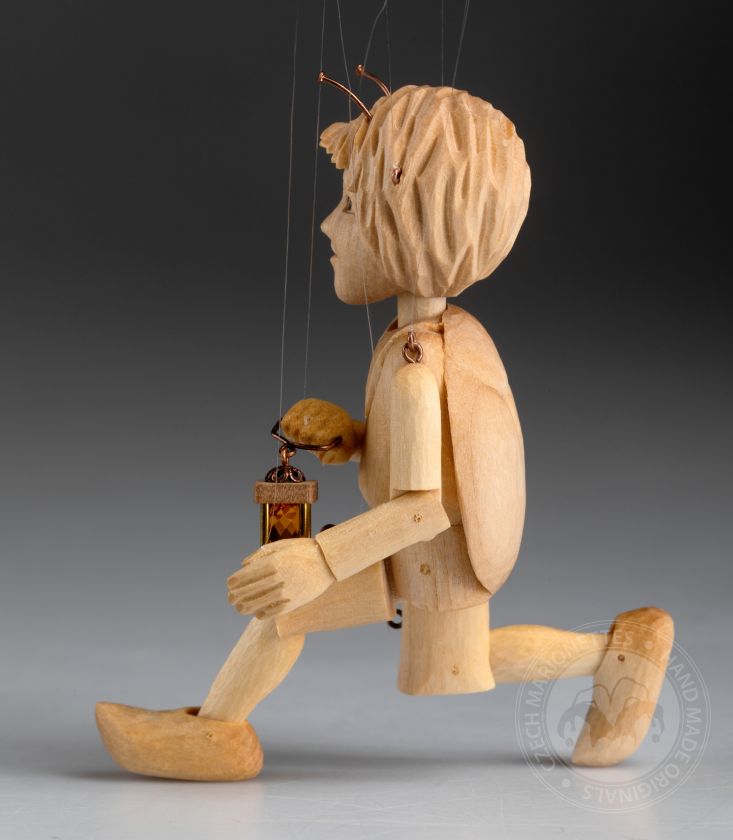 La plus petite marionnette du monde - un insecte en bois sculpté à la main