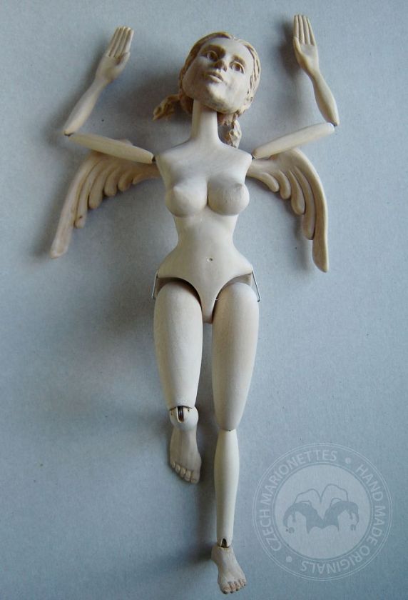 Fairy Angel sculpté à la main dans du bois de tilleul