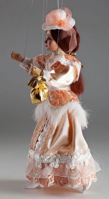 Contessa Rosie - una marionetta con un vestito color salmone