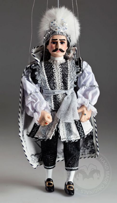 Prince noir - une marionnette dans un beau costume
