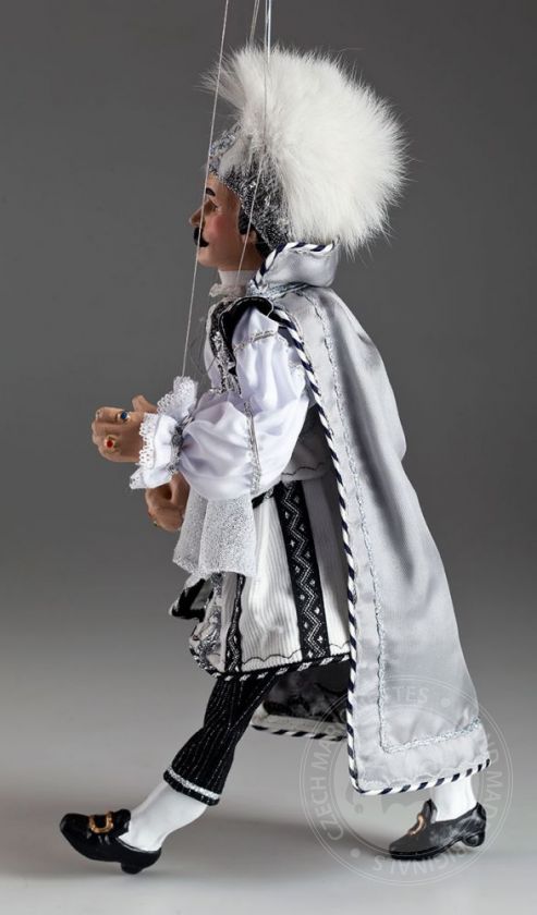 Schwarzer Prinz - eine Marionette in einem schönen Kostüm