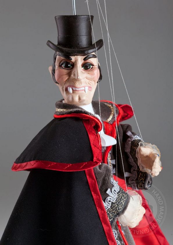 Graf Dracula - eine dekorative Marionette in einem schönen Kostüm