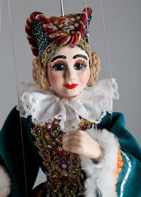 Court lady Penelope Adeline - une marionnette dans un beau costume détaillé