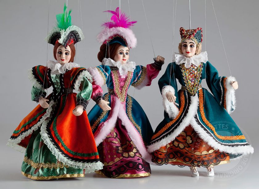 Drei Grazien - klassische Marionetten in schönen Kostümen