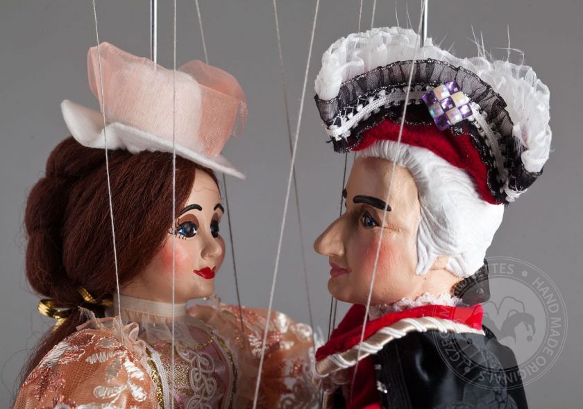 Couple baroque - merveilleuses marionnettes dans de beaux costumes