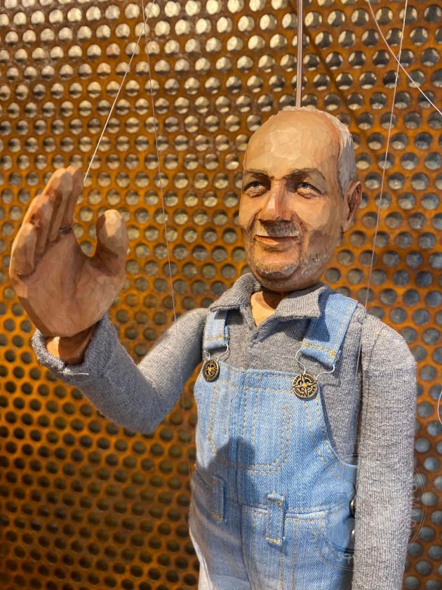 Marionnette sculptée à la main basée sur une photo