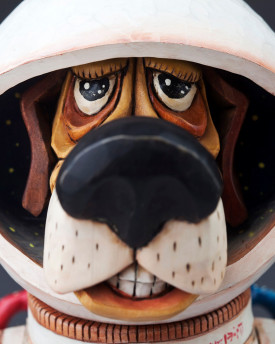 Pes astronaut dřevěná loutka