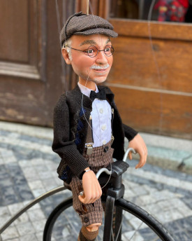 Mann auf einem Fahrrad – maßgeschneiderte Marionette eines Velocipedisten