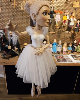 Elegante Ballerina mit blinzelnden Augen