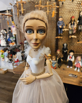 Elegante Ballerina mit blinzelnden Augen