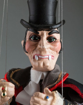 Comte Dracula - une marionnette décorative dans un beau costume