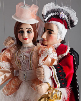Couple baroque - merveilleuses marionnettes dans de beaux costumes
