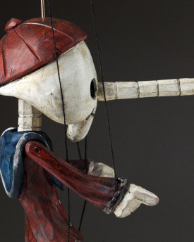 Superstar Pinocchio als Skelett - eine Holzpuppe mit originellem Aussehen