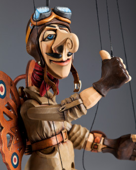 Pilot s motýlimi křídly
