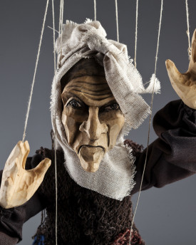 Hexe handgeschnitzt aus Lindenholz