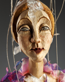 Eine zarte Feenmarionette