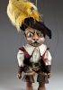 foto: Marionetta in legno intagliata a mano del gatto con gli stivali