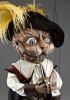 foto: Marionetta in legno intagliata a mano del gatto con gli stivali