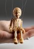 foto: Nejmenší loutka Pinokia na světě – miniatura menší než dlaň vyřezávaná z lipového dřeva