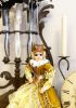 foto: Dame de la cour Elizabeth - Une charmante marionnette dans des écharpes chics