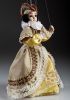 foto: Dame de la cour Elizabeth - Une charmante marionnette dans des écharpes chics