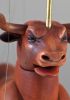 foto: Marionnette sculptée à la main d'un taureau qui peut souffler la fumée de ses exercices de nez