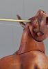 foto: Marionnette sculptée à la main d'un taureau qui peut souffler la fumée de ses exercices de nez