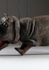 foto: Burattino di ippopotamo intagliato in legno