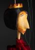 foto: Laskavá královna - dřevěná vyřezávaná loutka