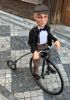 foto: Mann auf einem Fahrrad – maßgeschneiderte Marionette eines Velocipedisten