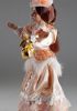 foto: Contessa Rosie - una marionetta con un vestito color salmone